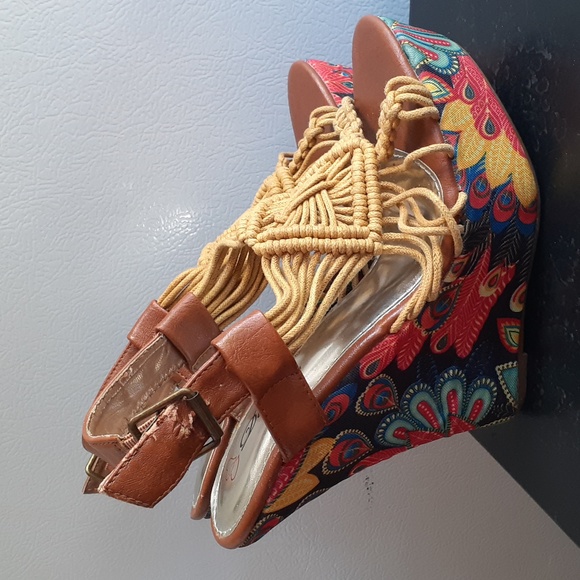 DoDk Fashion Peacock Pattern Wedges - Picture 3 of 7